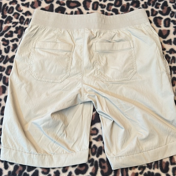 ATHLETA Trekkie Bermuda 2.0 Short -2 - Picture 3 of 4